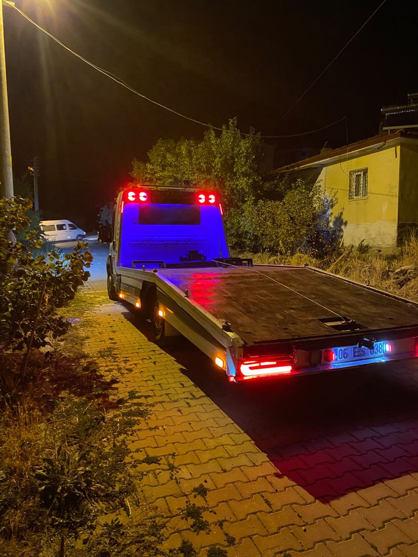 Gece, çekicinin platformu ve uyarı ışıkları